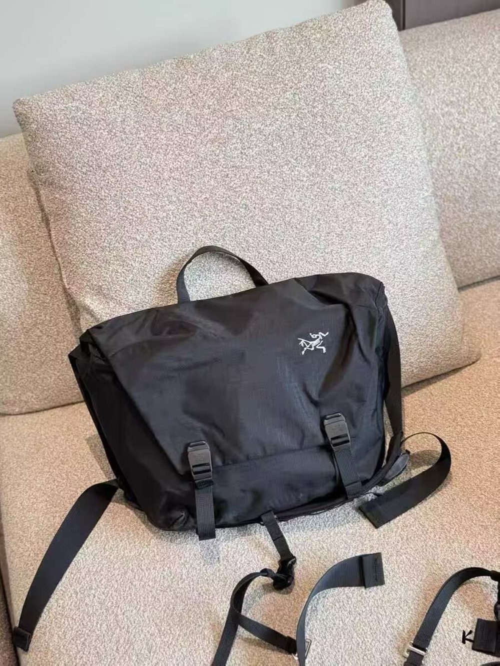 Arc'teryx Granville 10 Waterproof Courier Messenger Bag Black Laptop Crossbody